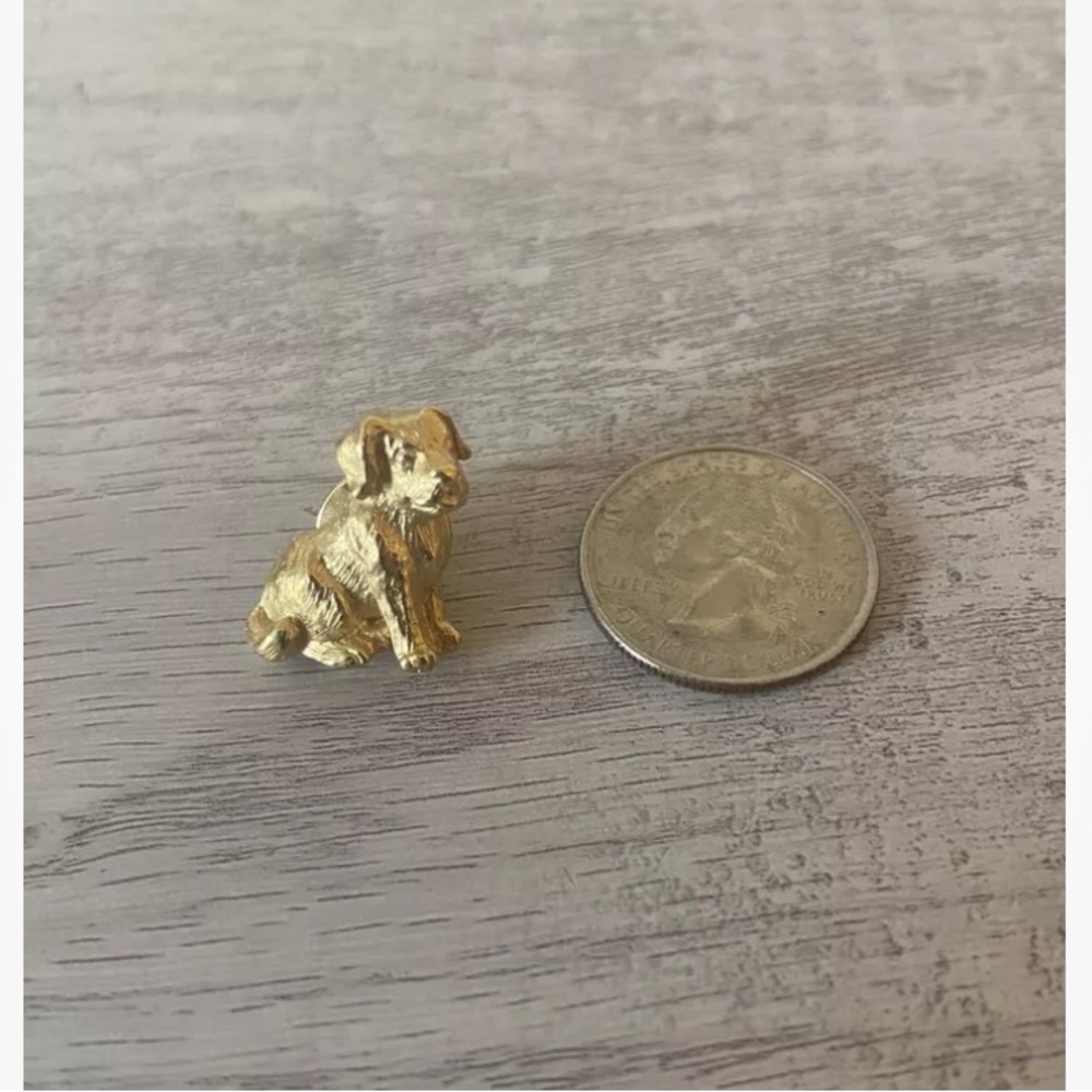AVON Lapel Pin Sitting Dog Gold Toned Vintage Collectible Puppy Pinback Jewelry